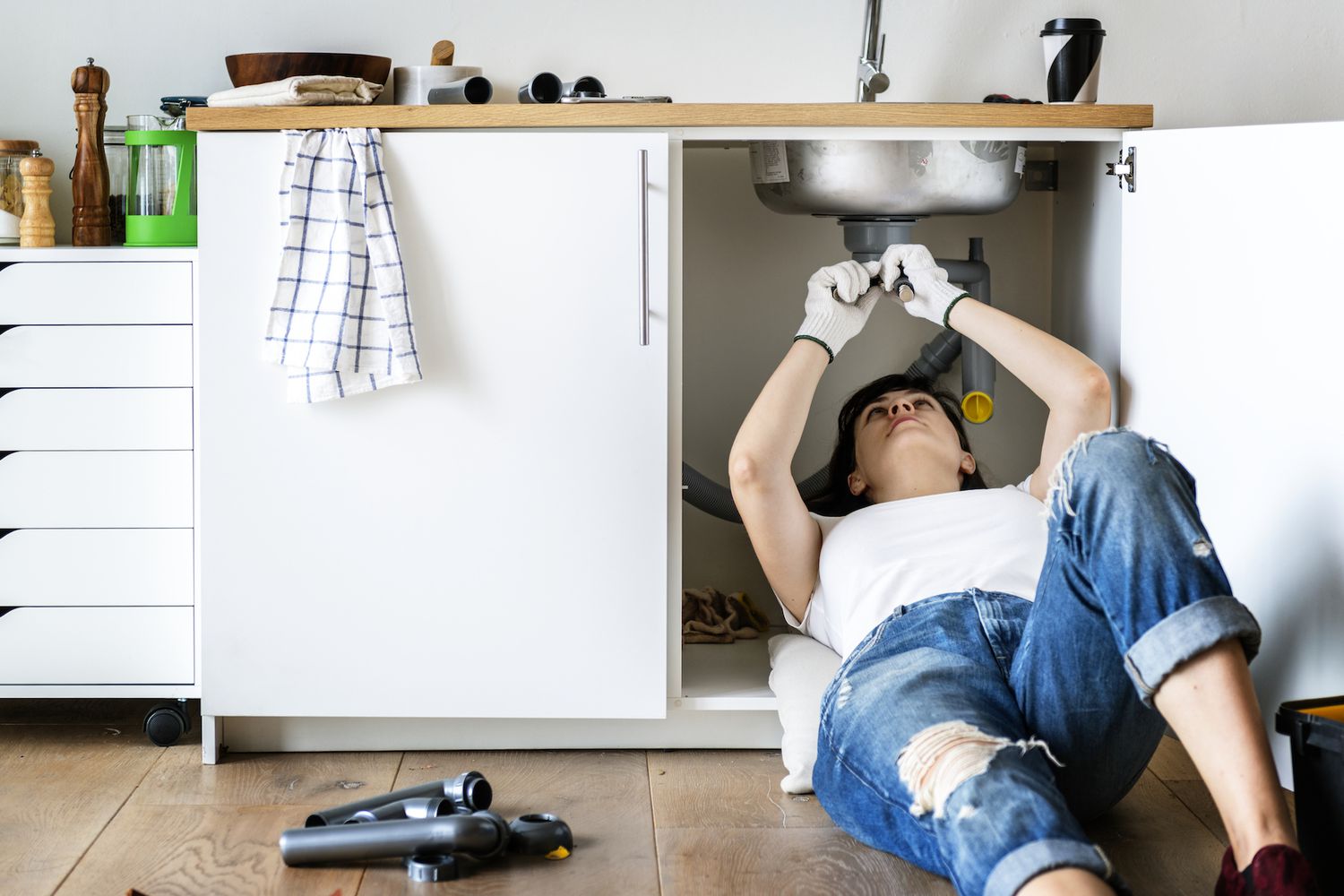 woman fixing sink de54d945295a438c86072f78415c3e0e